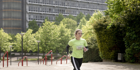 Läuferin auf dem Campus