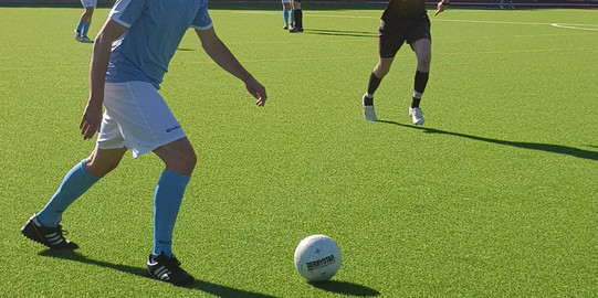 Spieler der Campusliga im Trikot mitten im Spiel