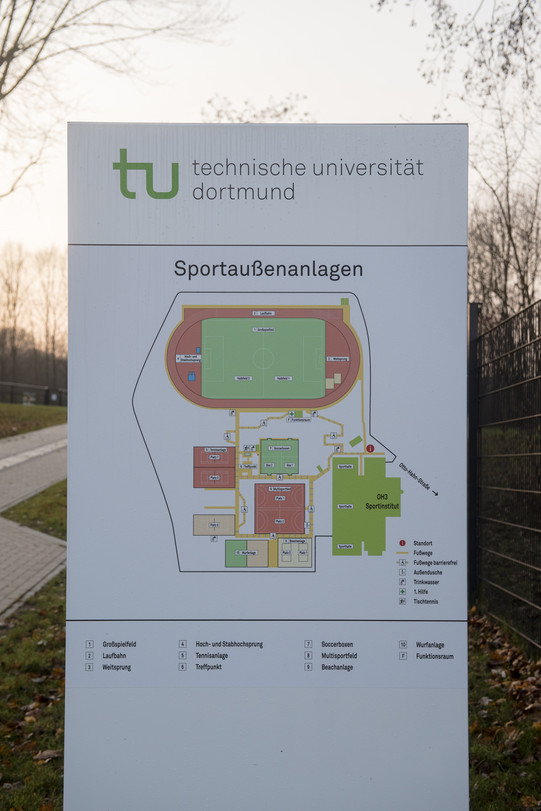 Schild mit dem Lageplan der Außensportanlagen
