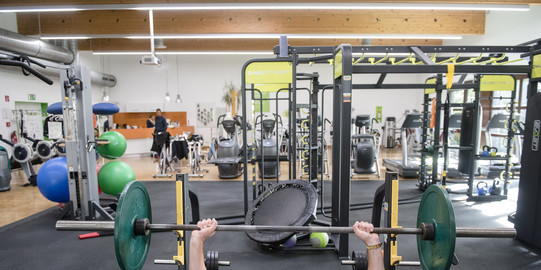 FFW-Trainer Robin beim Bankdrücken