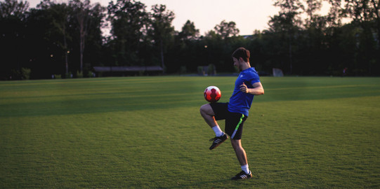 Mann im Trikot beim Ballhochhalten