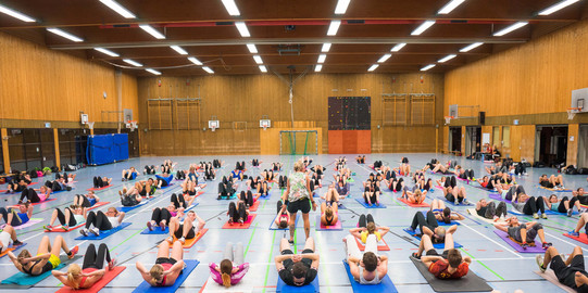 Sportkurs in Turnhalle