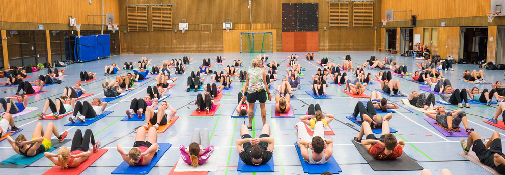 Sportkurs in Turnhalle