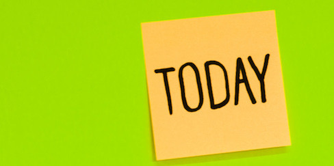 Gelbes Post-It mit "Today" darauf auf grünem Hintergrund