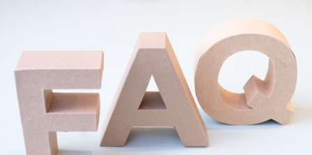 Holzbuchstaben F, A und Q