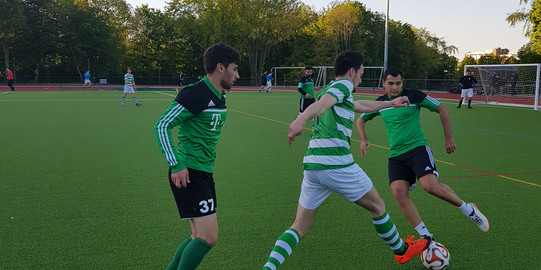 Spieler der Campusliga im Trikot mitten im Spiel