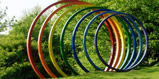 Spektralringe Bunte Spektralringe als Skulptur.